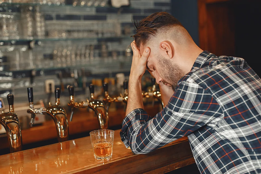 Lee más sobre el artículo El consumo de alcohol: consecuencias, tipos de alcoholismo y estrategias de afrontamiento